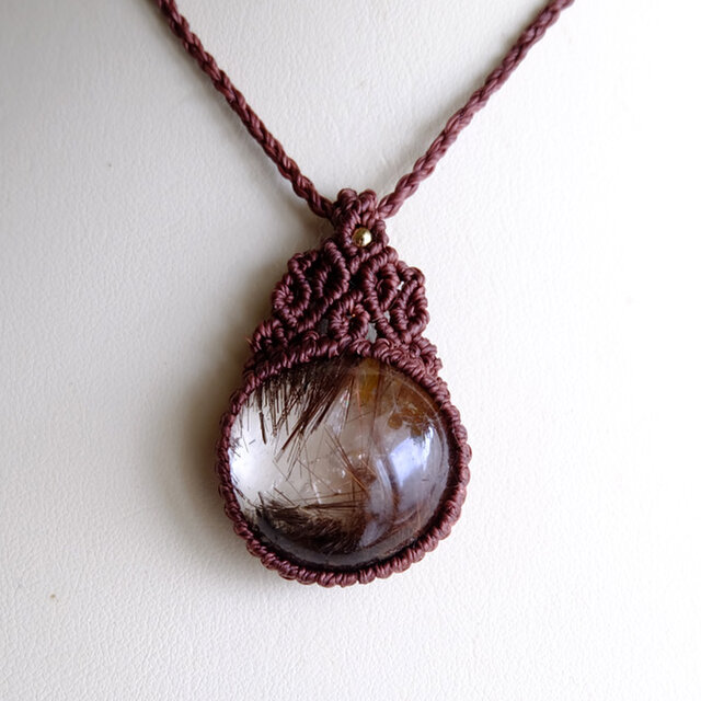 レッドルチルクォーツ（ブラジル産） マクラメ編みペンダント
