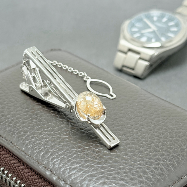 ラス1 静かな光沢 ルチルクォーツ/金針水晶  RHP 天然石ネクタイピン - Glint ゴールド