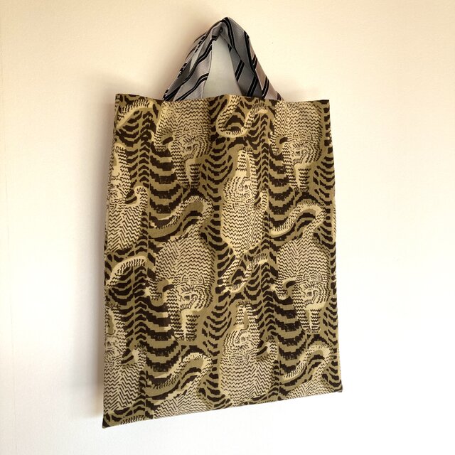 トラ柄の手縫いトートバッグ　裏地付き