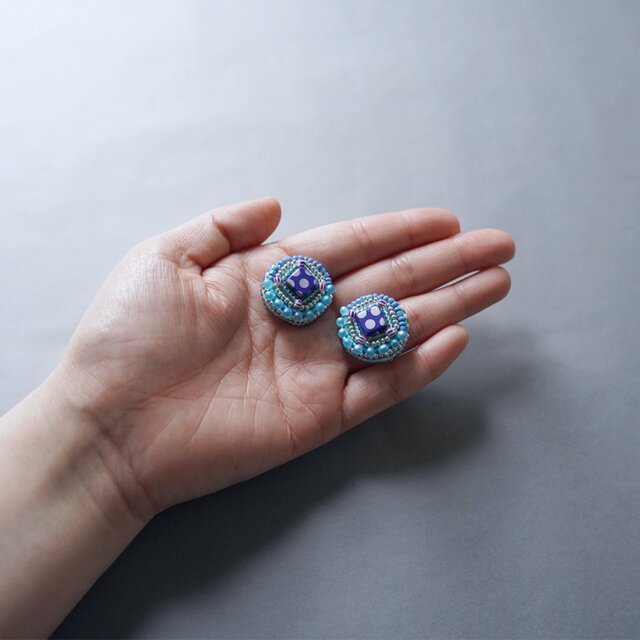 ビーズ刺繍のイヤリング ピアス 29 ドット スクエア ブルー おおぶり