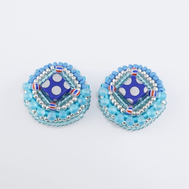 ビーズ刺繍のイヤリング ピアス 29 ドット スクエア ブルー おおぶり