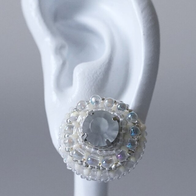 ビーズ刺繍のイヤリング ピアス 30　ビジュー　クリア　ホワイト　おおぶり　サージカルステンレス　一点もの　個性的