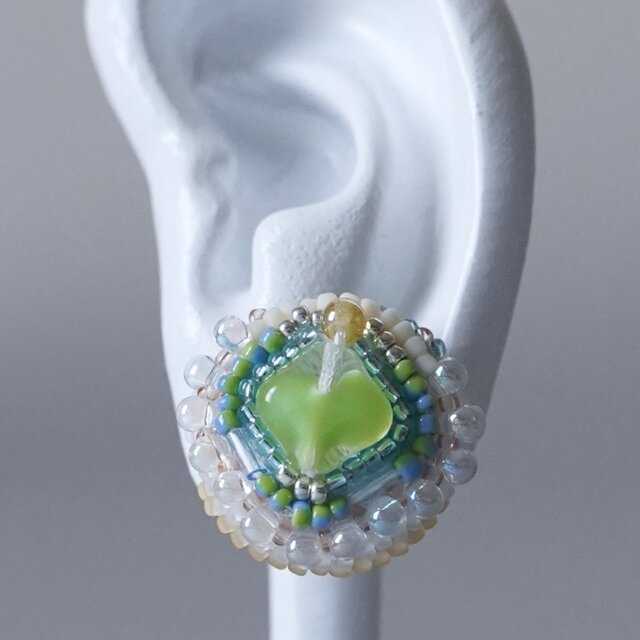 ビーズ刺繍のイヤリング ピアス 31　グリーン　クリア　イエロー　おおぶり　サージカルステンレス　一点もの　個性的