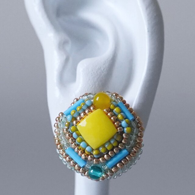 ビーズ刺繍のイヤリング ピアス 32　イエロー　ブルー　おおぶり　サージカルステンレス　一点もの　個性的　ポップ