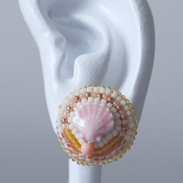 ビーズ刺繍のイヤリング ピアス 36　ピンク　オレンジ　貝がら　おおぶり　サージカルステンレス　一点もの　個性的