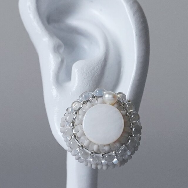 金具が選べる　おしゃべりなイヤリング ピアス 46　シェル　おおぶり　サージカルステンレス　一点もの　ビーズ刺繍