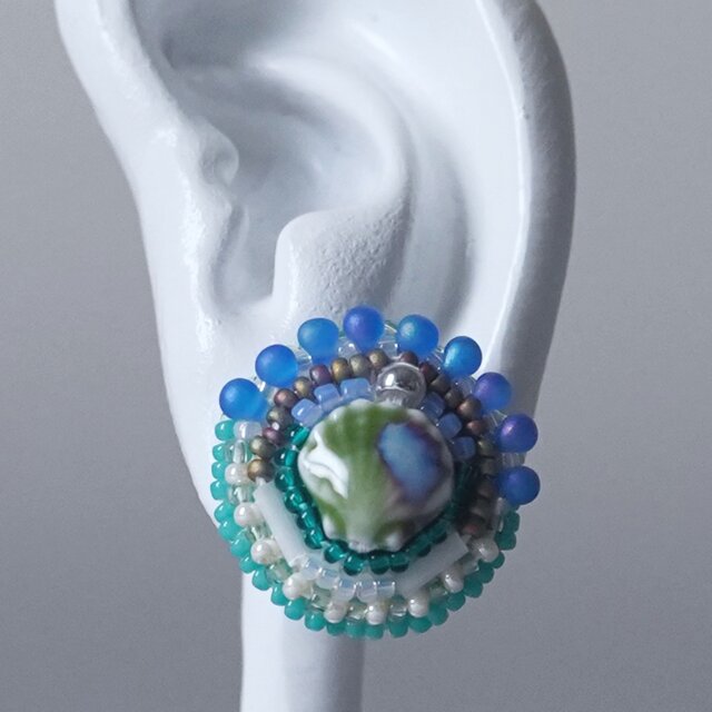 金具が選べる　おしゃべりなイヤリング ピアス 48　まる　貝がら　おおぶり　サージカルステンレス　一点もの　ビーズ刺繍