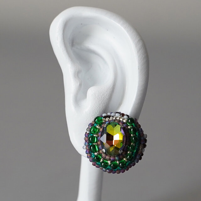 おしゃべりなイヤリング 1　まる　ビジュー　グリーン　おおぶり　ニッケルフリーイヤリング　一点もの　ビーズ刺繍