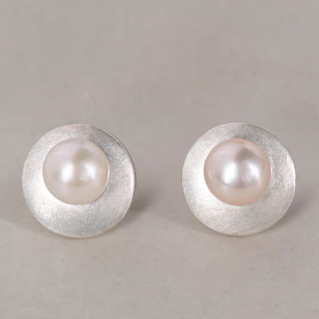 レトロな光を耳元に｜ヴィンテージ風パールサークルピアス（S925ポスト）