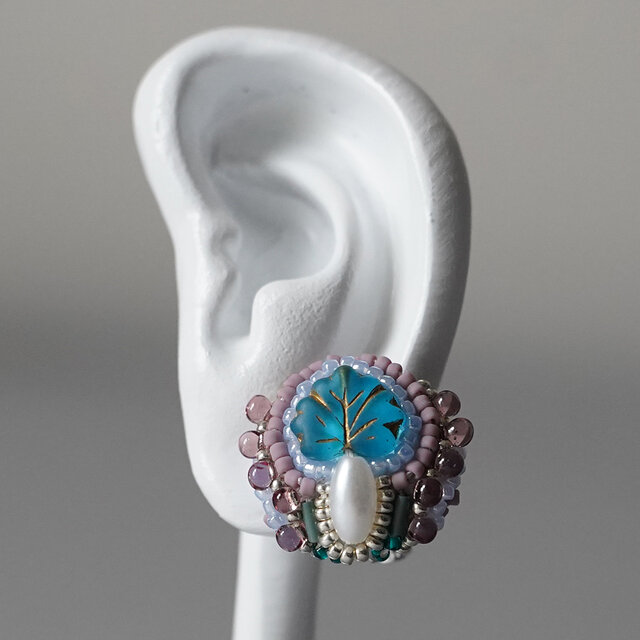 おしゃべりなイヤリング 2　まる　ブルー　リーフ　おおぶり　ニッケルフリーイヤリング　カラフル　一点もの　ビーズ刺繍