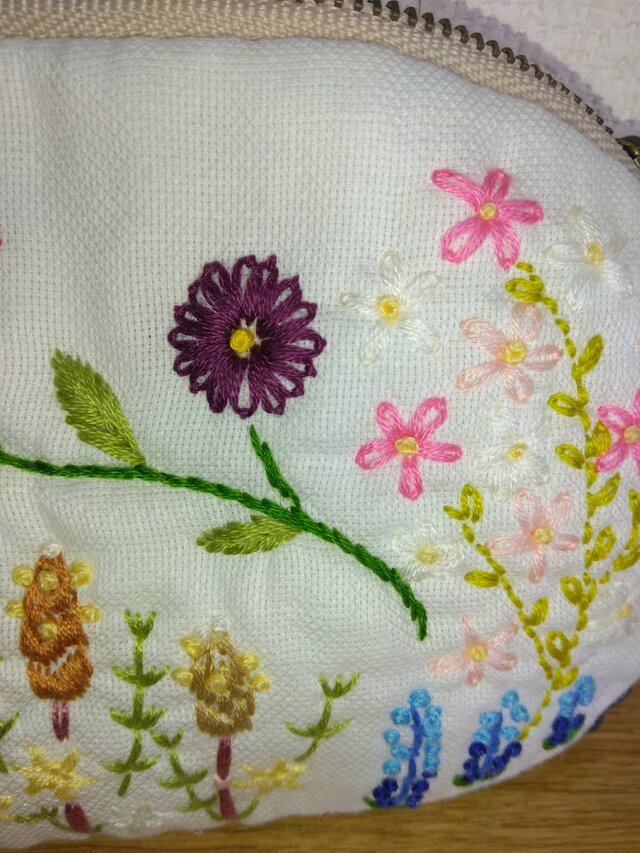 花の刺繍ポーチ 70 | iichi 日々の暮らしを心地よくするハンドメイドや