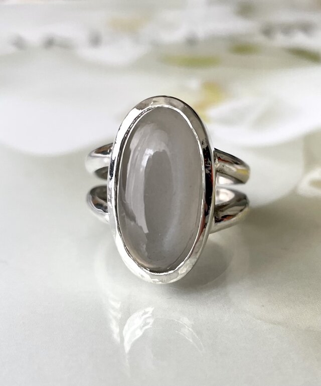 グレーベージュムーンストーンの指輪