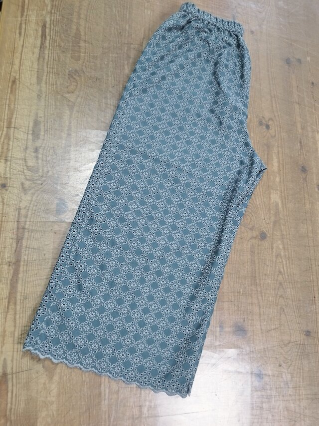 ペチパンツ　ワイドパンツ　エメグリーンにグレー