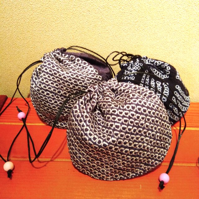 着物　絞りはまぐり巾着（ミニ）黒・紺系