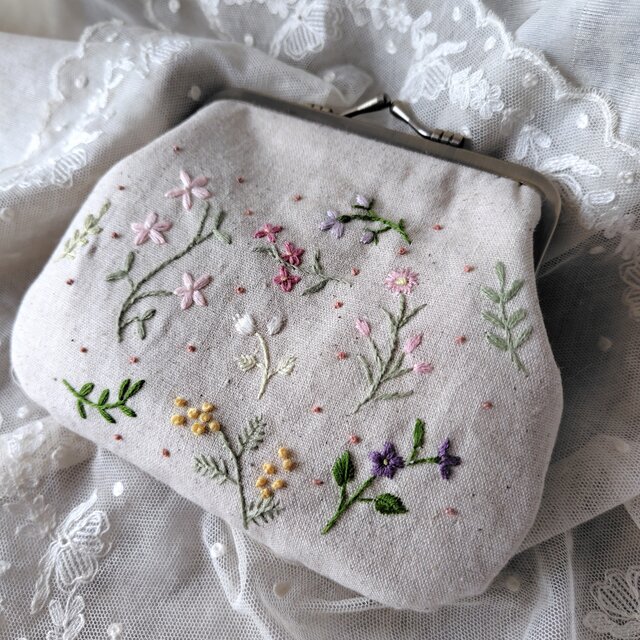 リネン*刺繍*野の花*がま口ポーチ | iichi 日々の暮らしを心地よくする