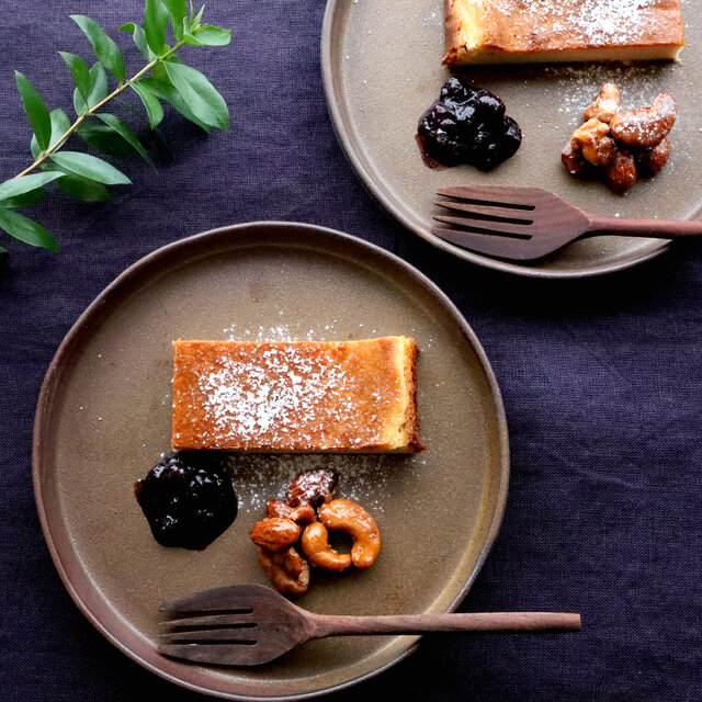 黒糖色の縁立ちプレート皿