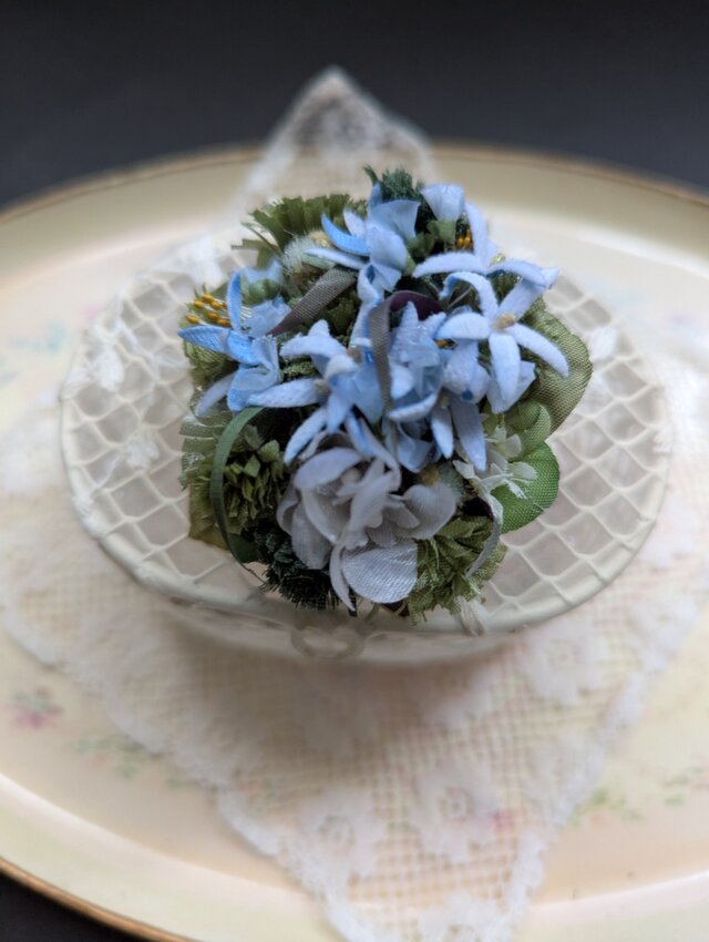 ブローチ  アリウムカメレオンたち（淡水色） B165