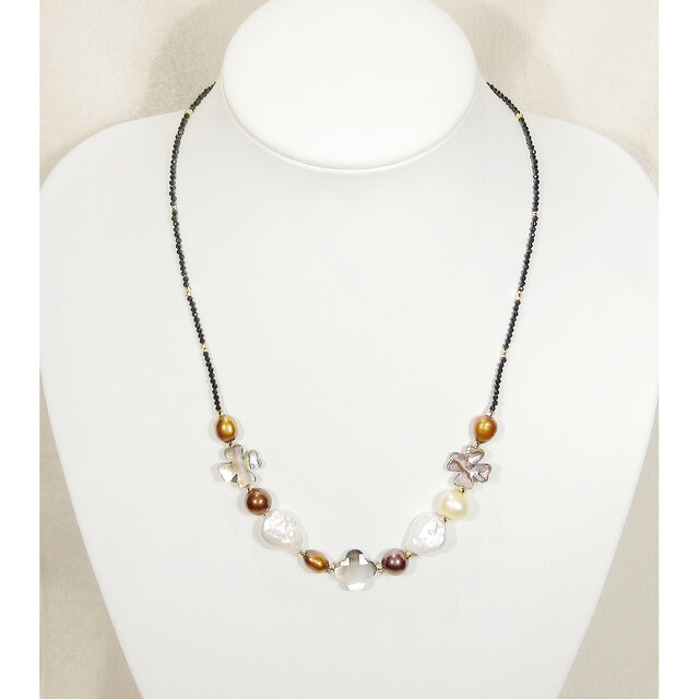 貝パーツ（鮑、黒蝶）、本真珠（淡水パール）、ブラックスピネルのネックレス（マザーオブパール、アバロンシェル、マグネット）