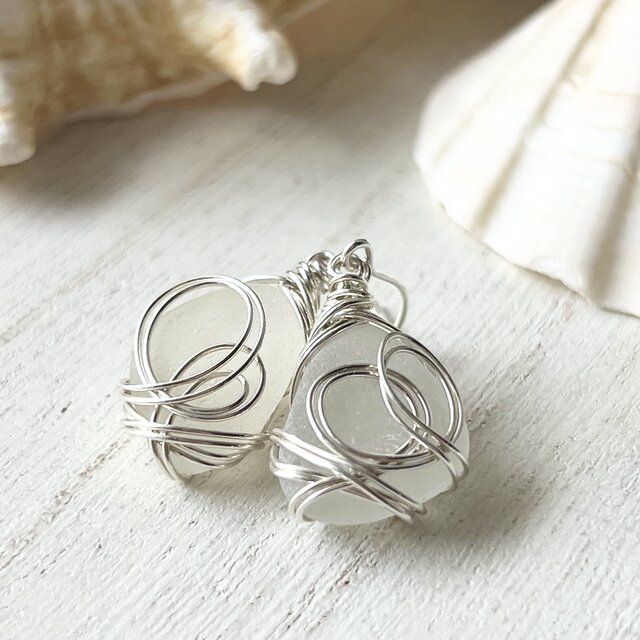 《淡路島シーグラス･スターリングシルバー》いろんな波風を受け流せる心になるホワイトシーグラスのフックピアス