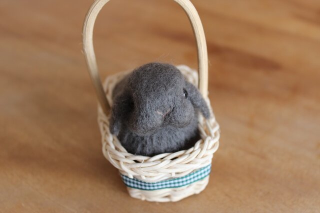 カゴ入り羊毛うさbaby♡ロップちゃんの画像1枚目
