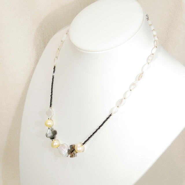 ★手作り作品★本真珠＆ブラックスピネルネックレス 貝パーツ（鮑、黒蝶、白蝶）、本真珠（淡水パール）、ブラック