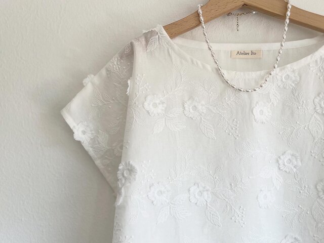 京東都　一つ目小僧　刺繍　フレンチブラウス 襟花刺しゅうブラウス – to blossom