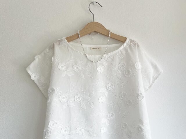 京東都　一つ目小僧　刺繍　フレンチブラウス 京東都 一つ目小僧 刺繍 フレンチブラウス 襟花刺しゅうブラウス