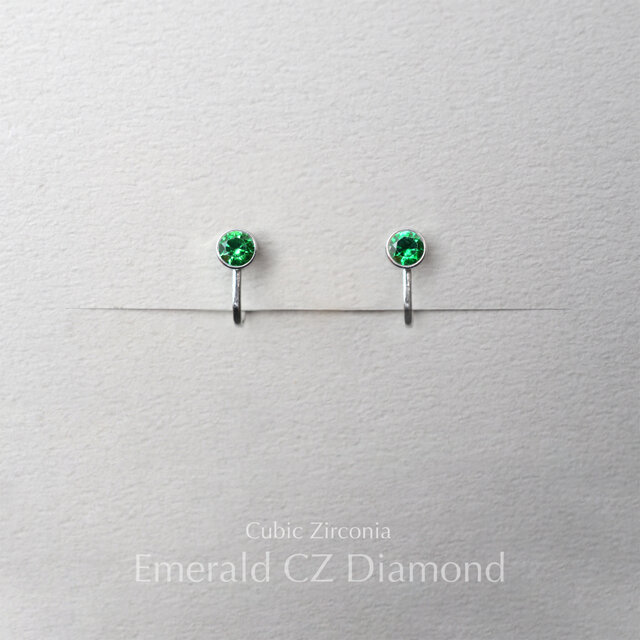 邪魔にならない! エメラルド色CZダイヤ イヤリング キュービックジルコニア サージカルステンレス 金属アレルギー