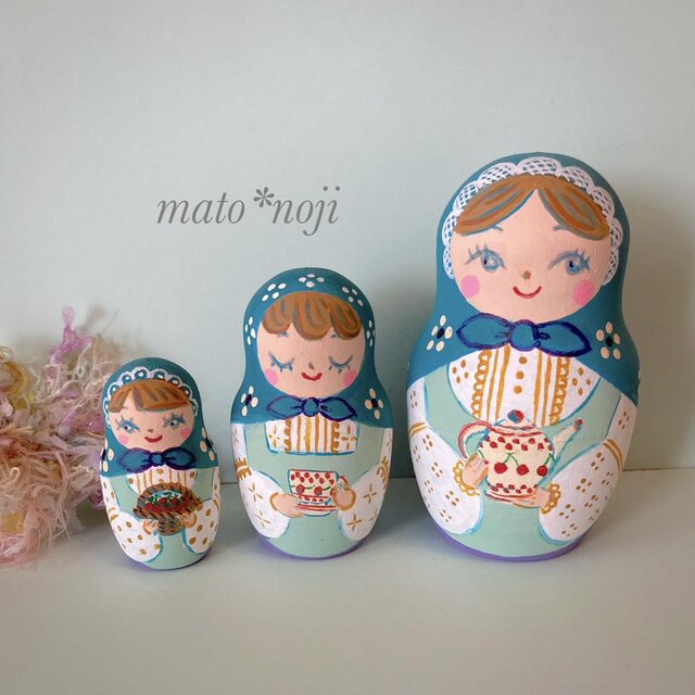母の日の季節に　初夏のティータイムのマトリョーシカ　３人組