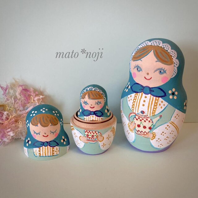 母の日の季節に 初夏のティータイムのマトリョーシカ 3人組 | iichi