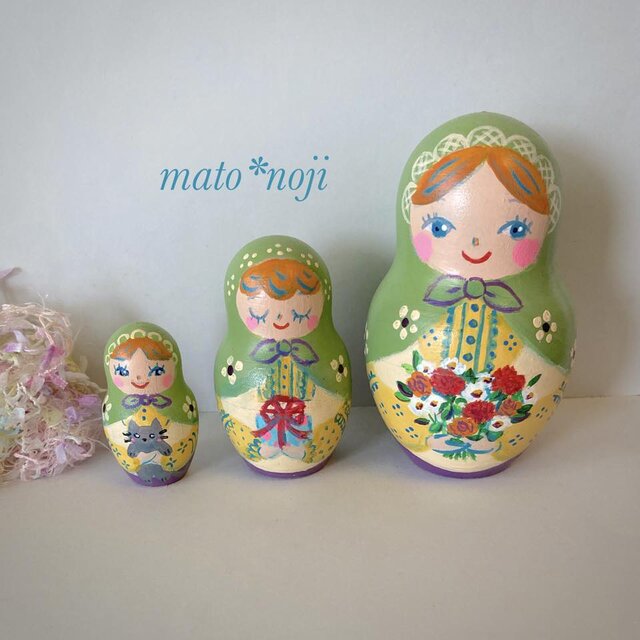 母の日の季節に　若葉色のプラトークのマトリョーシカ　３人組のコピー