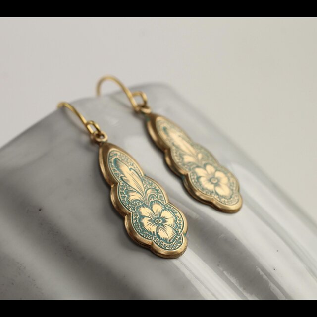 【広島 épice展示予定】【194】VICTORIAN BLOOM – グリーンエナメルの花咲くドロップピアス