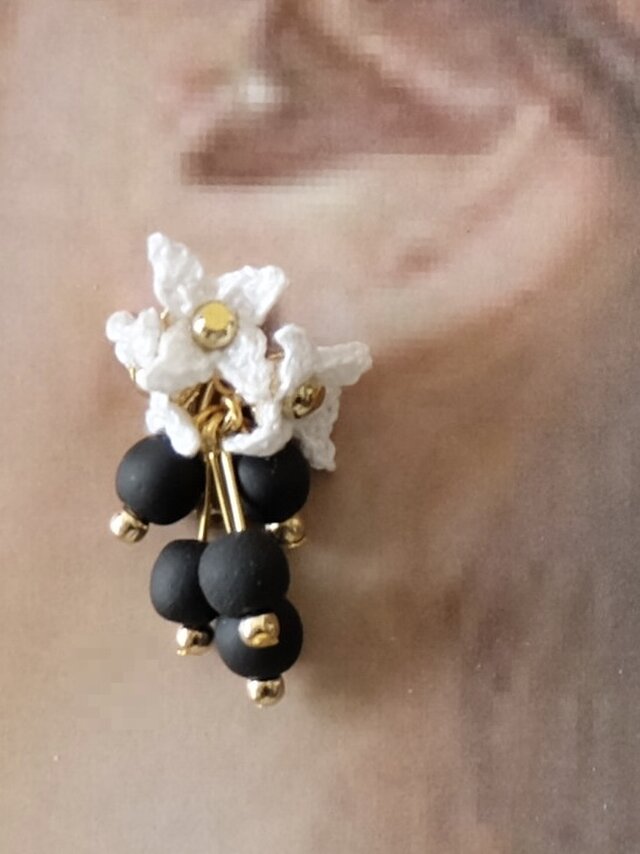 コショウノキの花のイヤリング