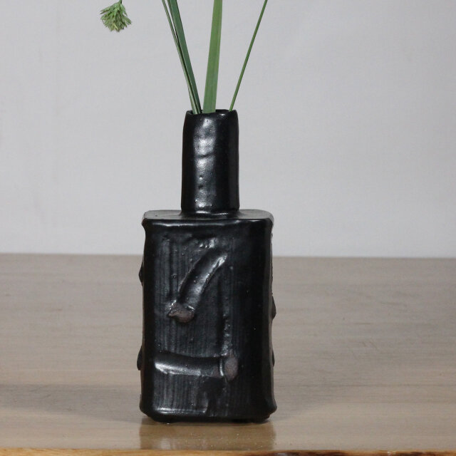 陶器 【黒釉 一輪指し】kb101