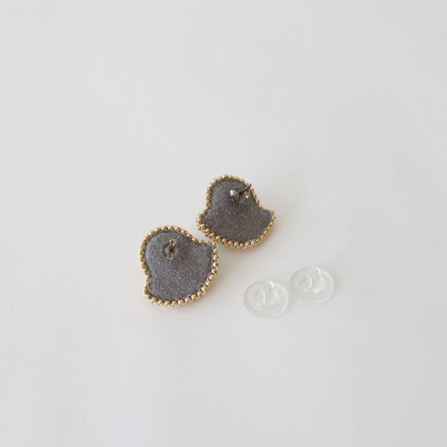 ふんわりアイボリーの煌めきピアス／大ぶり・上品・ビーズ刺繍
