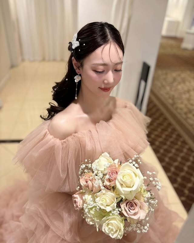 実例写真！カラードレス ピンク オフショルダー オーバースカート