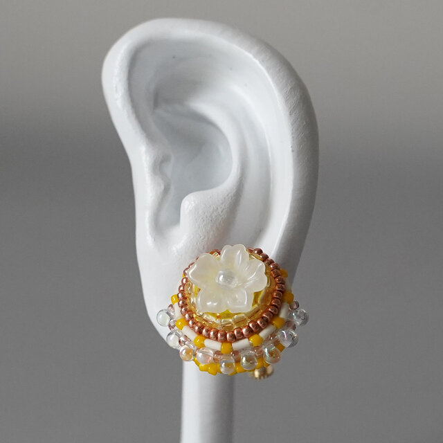 おしゃべりなイヤリング 4　まる　フラワー　イエロー　おおぶり　ニッケルフリーイヤリング　カラフル　一点もの　ビーズ刺繍