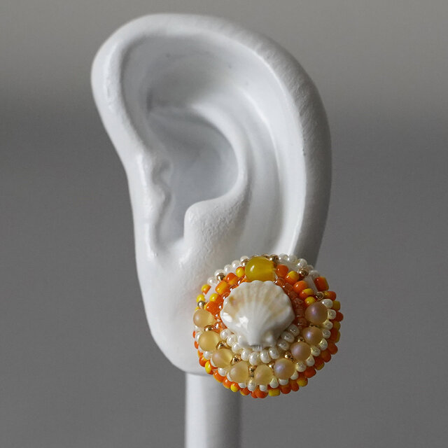 おしゃべりなイヤリング 5　まる　シェル　イエロー　おおぶり　ニッケルフリーイヤリング　カラフル　一点もの　ビーズ刺繍