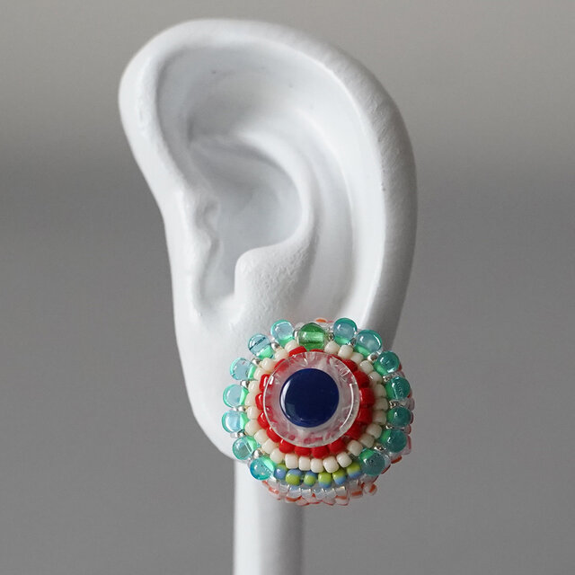 おしゃべりなイヤリング 8　まる　トリコロール　おおぶり　ニッケルフリーイヤリング　カラフル　一点もの　ビーズ刺繍