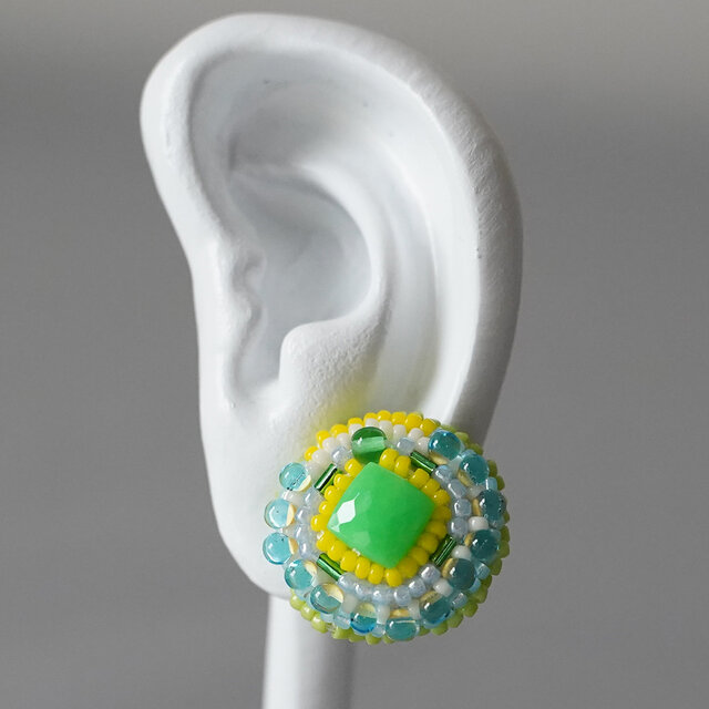 おしゃべりなイヤリング 9　まる　グリーン　おおぶり　ニッケルフリーイヤリング　カラフル　一点もの　ビーズ刺繍