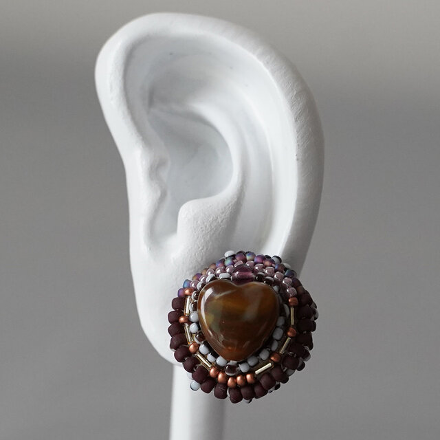 おしゃべりなイヤリング 10　まる　ハート　ブラウン　おおぶり　ニッケルフリーイヤリング　カラフル　一点もの　ビーズ刺繍