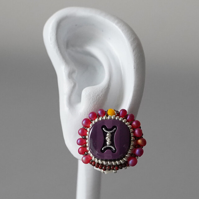 おしゃべりなイヤリング 11　まる　スクエア　パープル　ニッケルフリーイヤリング　おおぶり　一点もの　ビーズ刺繍