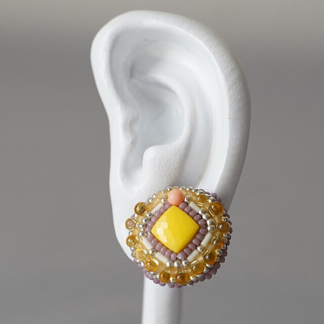 おしゃべりなイヤリング 13　まる　スクエア　イエロー　ニッケルフリーイヤリング　おおぶり　一点もの　ビーズ刺繍