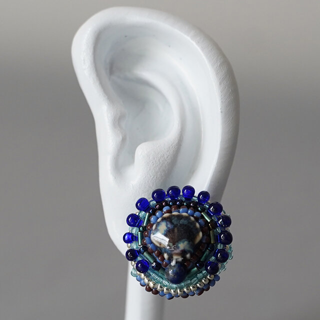 おしゃべりなピアス 1　まる　シェル　ブルー　おおぶり　サージカルステンレスピアス　一点もの　ビーズ刺繍