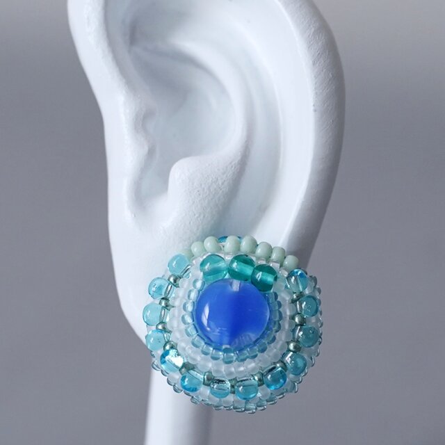 おしゃべりなピアス 2　まる　クリア　ブルー　おおぶり　サージカルステンレスピアス　一点もの　ビーズ刺繍