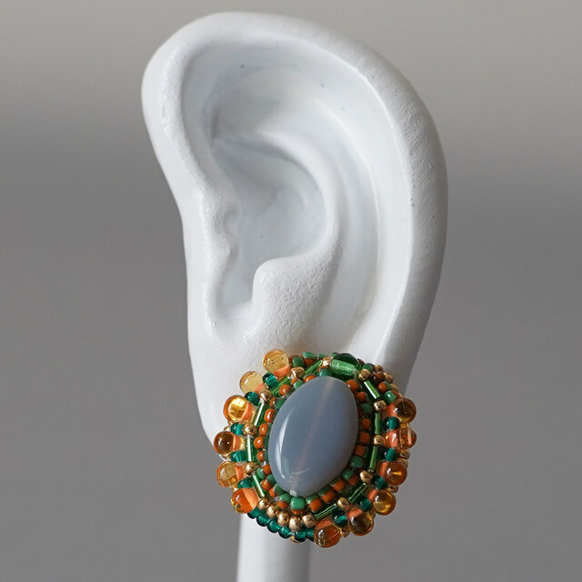 おしゃべりなピアス 3　まる　グレー　オレンジ　グリーン　おおぶり　サージカルステンレスピアス　一点もの　ビーズ刺繍