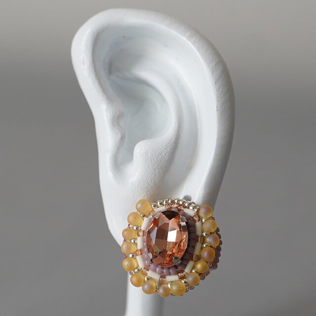 おしゃべりなピアス 5　まる　オレンジ　ビジュー　ピンク　おおぶり　サージカルステンレスピアス　一点もの　ビーズ刺繍