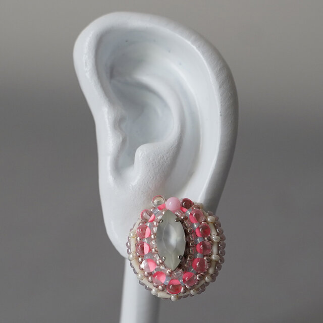 おしゃべりなピアス 7　まる　クリア　ピンク　ビジュー　おおぶり　サージカルステンレスピアス　一点もの　ビーズ刺繍