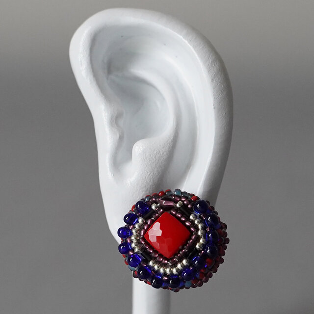 おしゃべりなピアス 8　まる　スクエア　レッド　おおぶり　サージカルステンレスピアス　一点もの　ビーズ刺繍