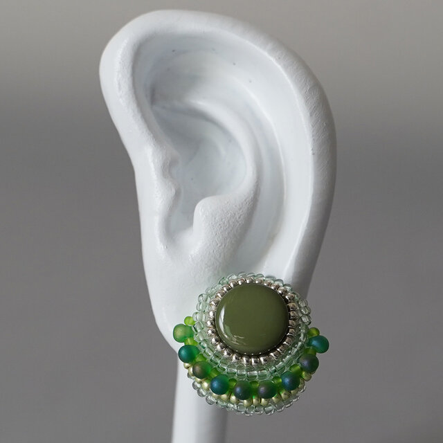 おしゃべりなピアス 14　まる　グリーン　カラフル　おおぶり　サージカルステンレスピアス　一点もの　ビーズ刺繍